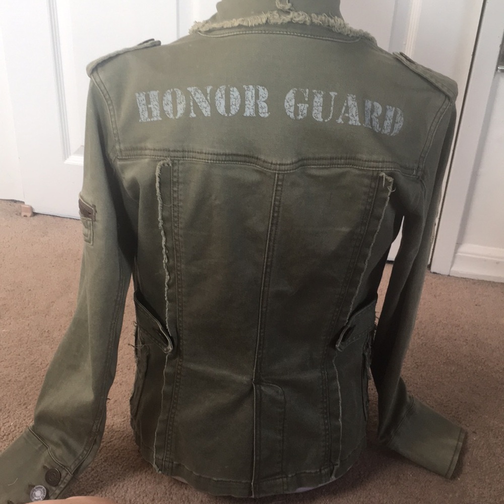 Green Utility Jacket with Structured Design and Zipper Closure